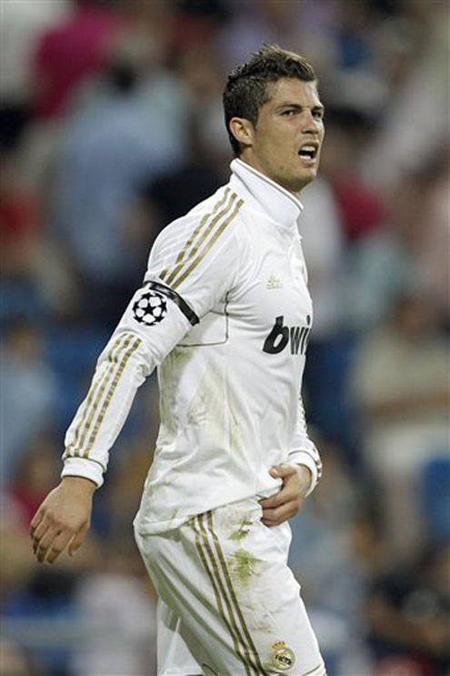 Cristiano Ronaldo in pain against Ajax, with his left hand on his stomach