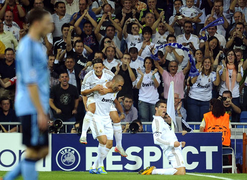 Cristiano Ronaldo with Benzema and Ozil, celebrating CR7 goal against Ajax