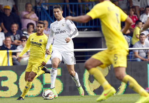 Cristiano Ronaldo running with the ball glued to his boot, in Villarreal vs Real Madrid for La Liga 2014-2015