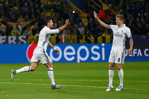 Cristiano Ronaldo about to touch hands with Toni Kroos in a Real Madrid game