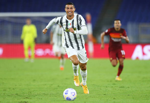 Cristiano Ronaldo chasing the ball in Juventus vs AS Roma in 2020