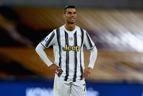 Cristiano Ronaldo wearing Juventus new shirt for 2020-2021