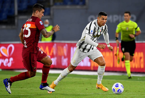 Cristiano Ronaldo trying to get past an opponent in AS Roma 2-2 Juventus