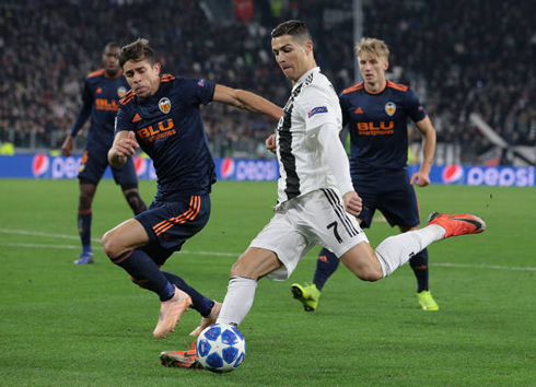 Cristiano Ronaldo assists Mandzukic for the Juventus goal against Valencia