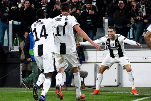 Cristiano Ronaldo waits for Mandzukic hug after assisting him for the winning goal against Valencia