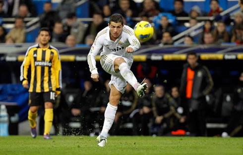Cristiano Ronaldo free-kick at the Santiago Bernabéu, when Real Madrid hosted Zaragoza, for La Liga 2012