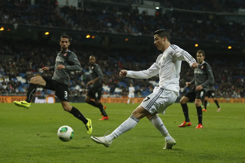 Cristiano Ronaldo left-foot cross in Real Madrid 1-0 Espanyol