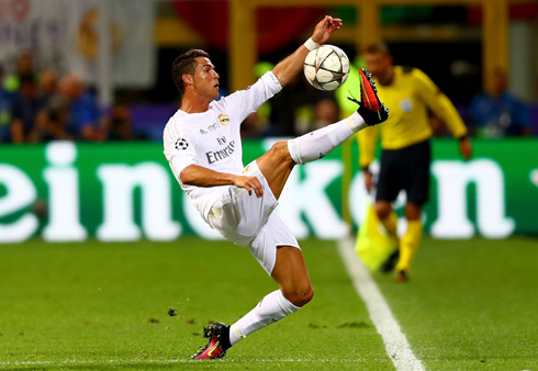 Cristiano Ronaldo stretching his right leg to control the ball