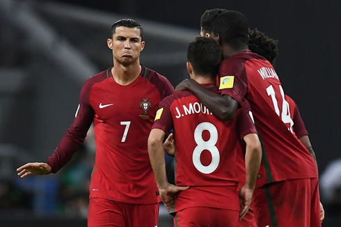 Cristiano Ronaldo calms down his teammates ahead of the penalty shootout against Chile