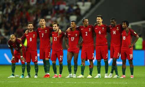 Portuguese players gathered side by side before the penalty shootout against Chile in the FIFA Confederations Cup 2017 semi-finals