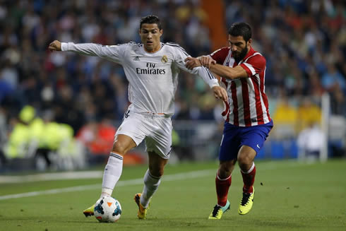 Cristiano Ronaldo being pulled by his shirt by Arda Turan, in Real Madrid vs Atletico Madrid