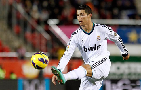 Cristiano Ronaldo left-foot touch, controlling the ball with his tiptoes, in a game for Real Madrid in La Liga 2012-2013