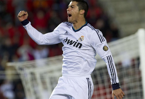 Cristiano Ronaldo jumping and raising his fist to celebrate his goal with rage, in Mallorca 0-5 Real Madrid, for La Liga 2012-2013