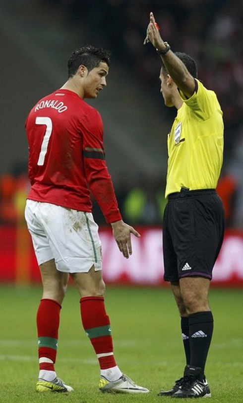 Cristiano Ronaldo talking to the referee and pointing to his feet, to the marks left by a tackle