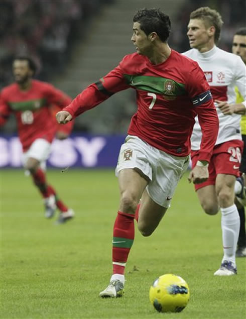 Cristiano Ronaldo running with the ball, but already looking behind, in Portugal vs Poland, in 2012