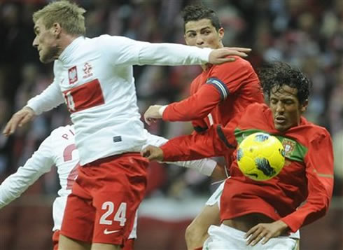 Cristiano Ronaldo and Bruno Alves jumping after a corner kick taken by Nani, in a Portugal match in 2012