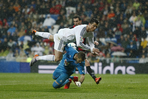 Cristiano Ronaldo clashing against Rayo Vallecano's goalkeeper, in a Real Madrid league fixture