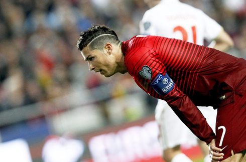 Cristiano Ronaldo breathing heavy while leaned forward, in Portugal 2-1 Serbia