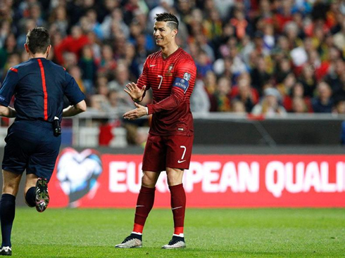 Cristiano Ronaldo applauding the referee's decision in a fixture between Portugal and Serbia in 2015