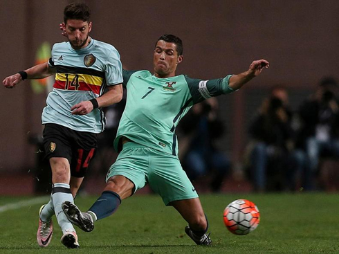 Cristiano Ronaldo in a defensive action, in a Portugal vs Belgium friendly, in 2016