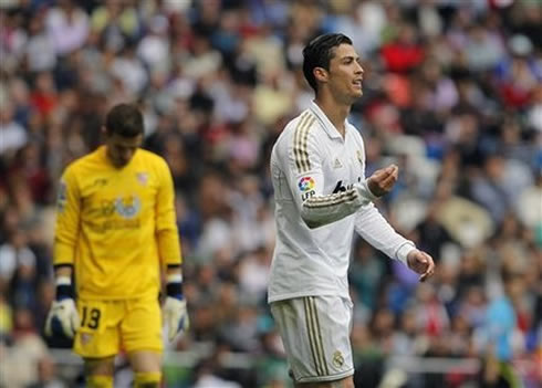 Cristiano Ronaldo making a typical Italian hand gesture during a soccer/football game, asking for explanations on what just happened