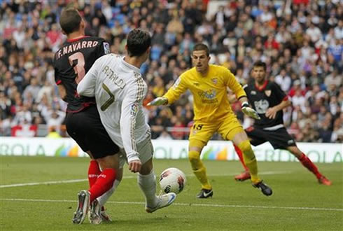 Cristiano Ronaldo crossing with his right foot in Real Madrid vs Sevilla