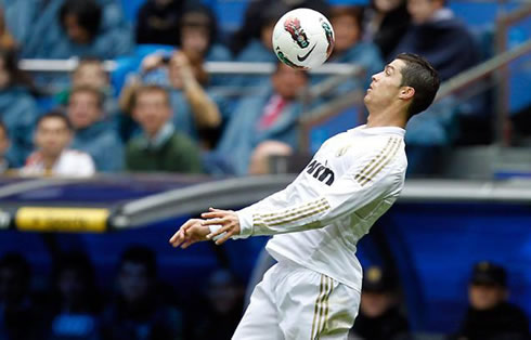 Cristiano Ronaldo controlling the ball on his chest in Real Madrid vs Sevilla, in 2012