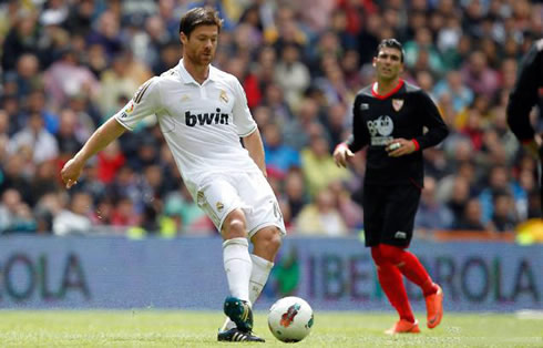 Xabi Alonso passing the ball around in Real Madrid vs Sevilla in 2012