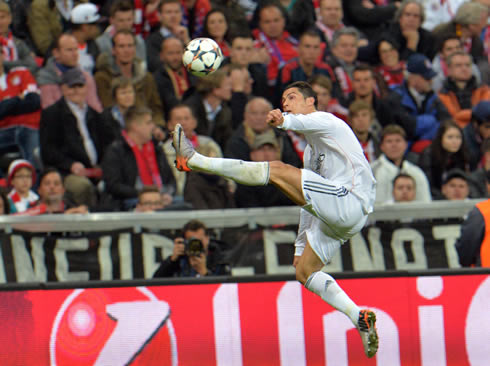 Cristiano Ronaldo trying to control a high ball in the air, in Bayern Munchen vs Real Madrid