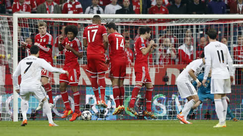 Cristiano Ronaldo scoring a free-kick by sending the ball beneath the wall, in Bayern Munich 0-4 Real Madrid