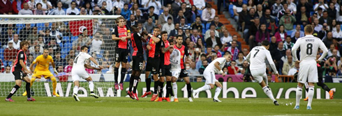 Cristiano Ronaldo free-kick in Real Madrid 3-0 Almeria