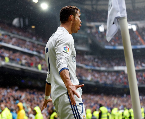 Cristiano Ronaldo celebrates Real Madrid goal ner the corner flag