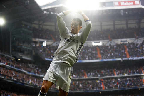Cristiano Ronaldo jumps to make his trademark celebration at the Bernabéu in 2017