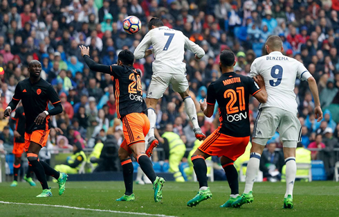 Cristiano Ronaldo scores from his head in Real Madrid 2-1 Valencia, in 2017