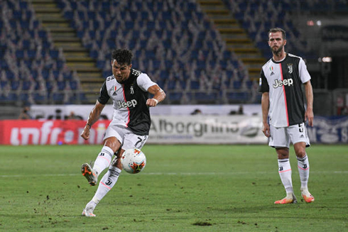Cristiano Ronaldo taking a free-kick in Cagliari vs Juventus in 2020