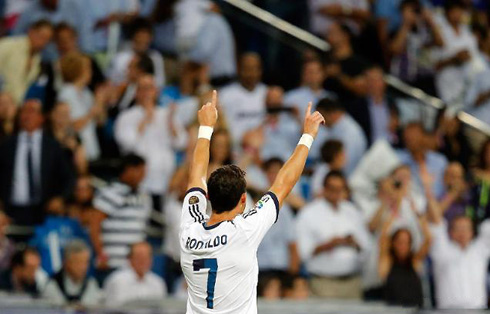 Cristiano Ronaldo raising his two arms and dedicating the goal against Barcelona to his son, in 2012