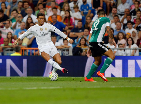 Cristiano Ronaldo stopping his dribbling action, in Real Madrid vs Betis
