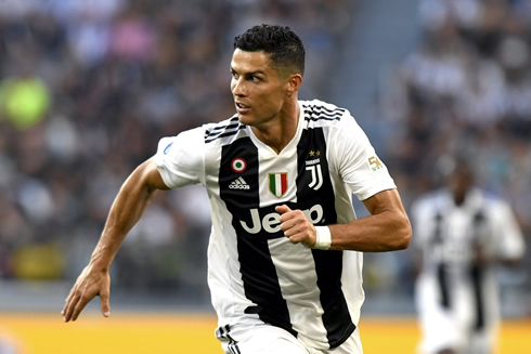Cristiano Ronaldo running to the box in a Juventus game