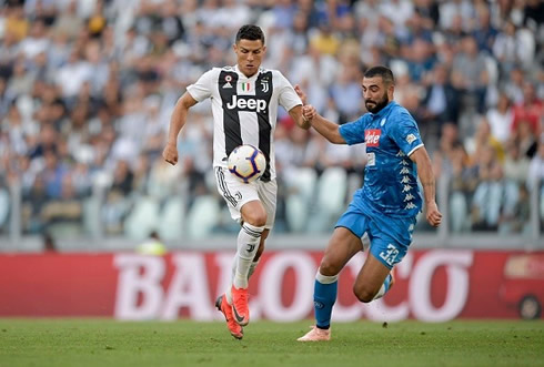 Cristiano Ronaldo controlling the ball with his thigh in Juventus 3-1 Napoli