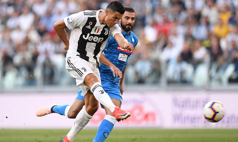 Cristiano Ronaldo strikes with his right foot in Juventus vs Napoli for the Serie A in 2018