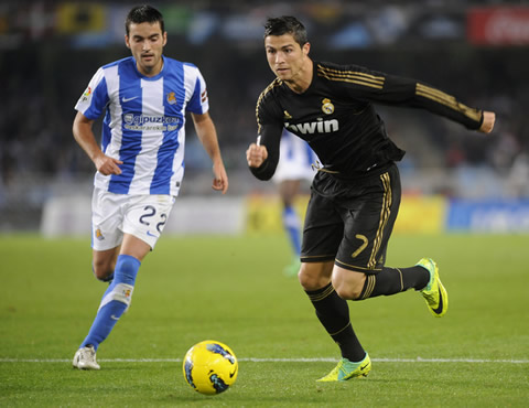 Cristiano Ronaldo stretches his right leg to attempt to reach the ball