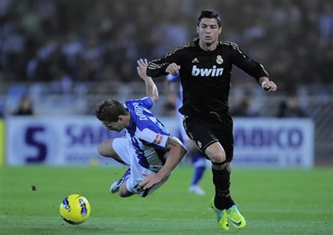 Cristiano Ronaldo powerful run send a defender flying to the ground
