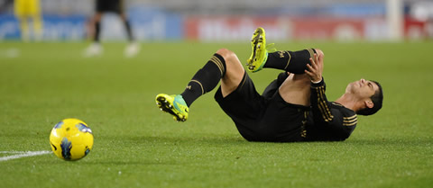 Cristiano Ronaldo with his back on the grass, complaining about his right leg
