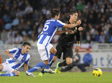 Cristiano Ronaldo changing speed to get past a defender