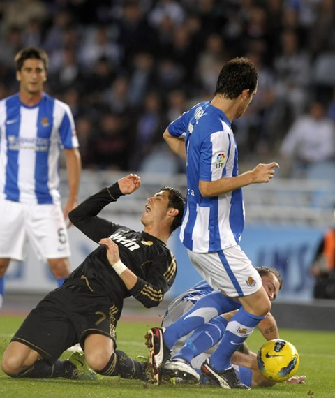 Cristiano Ronaldo gets double-tackled by Real Sociedad defenders