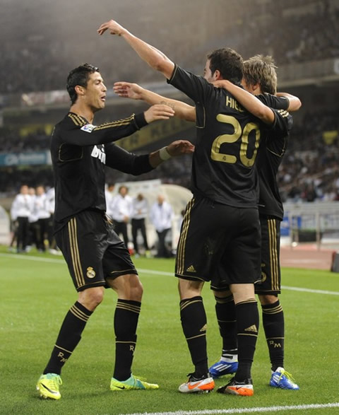 Cristiano Ronaldo getting closer to Higuaín and Fábio Coentrão