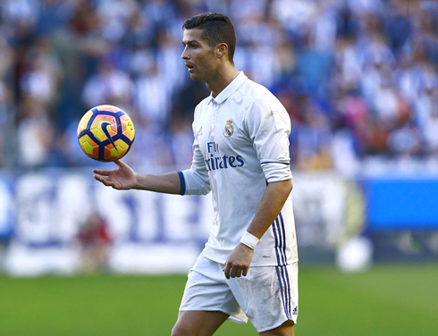 Cristiano Ronaldo carrying the ball on right hand