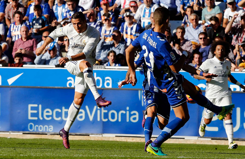 Cristiano Ronaldo right foot strike in Deportivo Alavés vs Real Madrid, in 2016