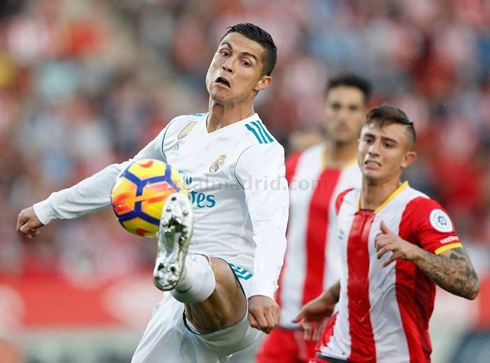 Cristiano Ronaldo stretching his right leg to reach the ball