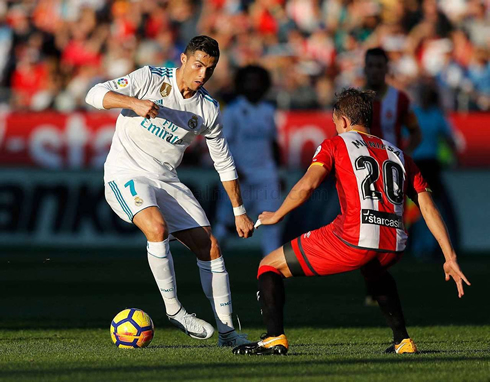 Cristiano Ronaldo dribbling an opponents in Real Madrid vs Girona